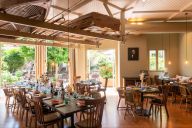 Une table gourmande au cadre soigné, parfaite pour vos repas d’équipe ou d’affaires. | © ETANGS DE COROTS